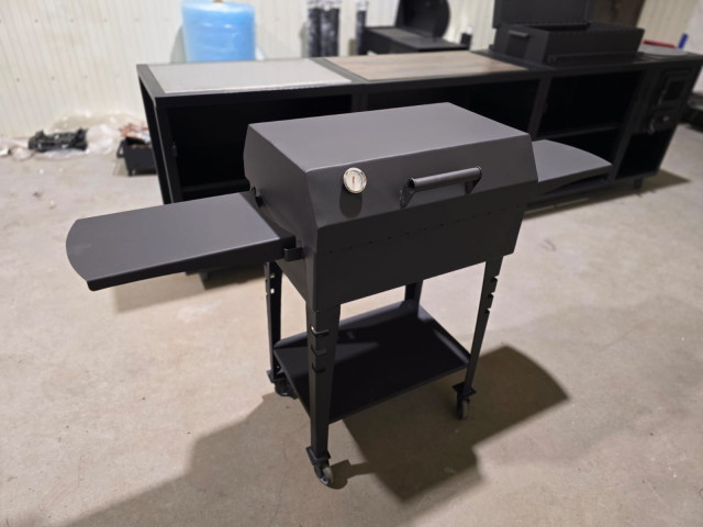 TimbersBliss väligrill õue kasutamiseks, ideaalne liha ja kala valmistamiseks koduaias.