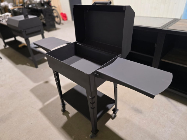 TimbersBliss väligrill õue kasutamiseks, ideaalne liha ja kala valmistamiseks koduaias.