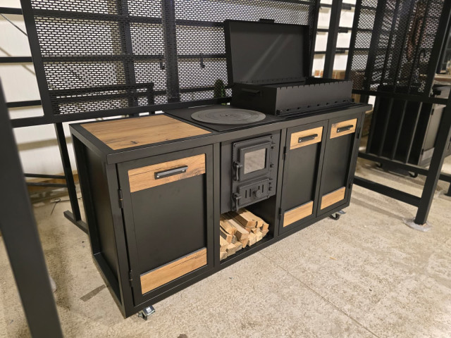 TimbersBliss väliköök puidust ja metallist, funktsionaalne lahendus grillimiseks ja toiduvalmistamiseks õues.